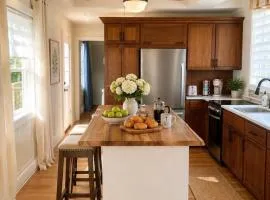 Honey & Hook Tiny Home with Breakfast