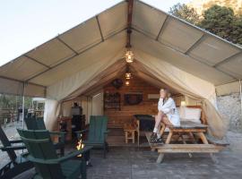 Glamping Tent #2 with Heat AC and Private Bath, hotel din Orderville