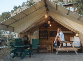 Glamping Tent #3 with Heat AC and Private Bath, hotel din Orderville