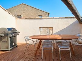 Maison familiale 8 pers - calme centre village - terrasse tropézienne proche plages، فندق في Lespignan