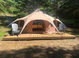 Fox Hollow Glamping Tent, מלון בHarcourt