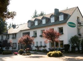 Hotel Wilhelmshöhe Auderath: Auderath şehrinde bir otoparklı otel