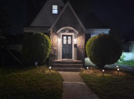 Elegant 5BR Home 7 min to JFK, Shopping Dining and Train Access to Manhattan, only 30 min journey, comes with Free Parking, hotel din Valley Stream