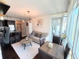 2-Bdrm and 1 Den 3 bed Condo with 2 bath - Prime location- Adjacent to Scotiabank Arena, CN Tower, Union Station, Ripleys, hotel em Toronto