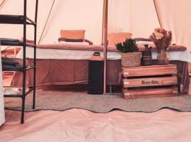 Bushcraft Glamping Møn with Stunning Sunrise View, hotel v destinácii Askeby