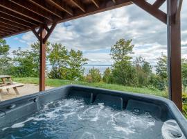 4BR Spa, Sauna, View, Billiards Lower Unit, hôtel à Petite-Rivière-Saint-François