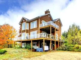 2BR Charlevoix Chalet River View & FP Sleeps 4