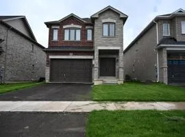 Elegant 2 Bedroom Luxury Retreat with 2 Sofa Beds, Close to Niagara Falls and Niagara On lake