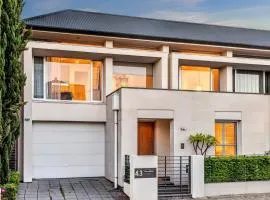 Margaret House | Elegant City-Fringe Escape