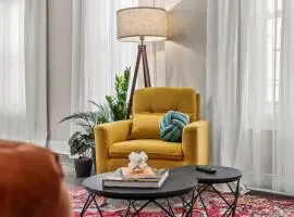 Colorful King Bed Apt Large Kitchen Game Room
