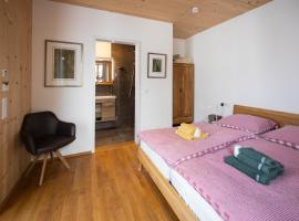 Übernachtung beim Bio-Metzger Zimmer "Karl": Mössingen şehrinde bir otel