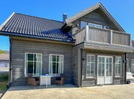 Beautiful Apartment In Lindesnes With Wifi