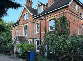 Walk to Royal Ascot - Luxury 4 bed apartment