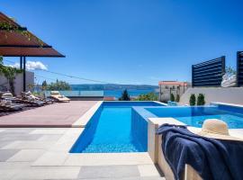 LUXURY VILLA PARADISE 120m from sandy beach, heated pool, billiard, max 12 pax، فندق في دوسيه