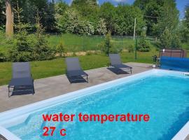 B10 Komfort Dom z 4 sypialniami Alpakami & Basen SPA – hotel w mieście Ełk