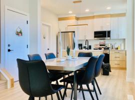 Brand New BUDGET Living Downtown 5 Mins Sleep 6: Edmonton şehrinde bir otel