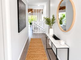 Budgie Bungalow - Pet friendly family home, hotel i Budgewoi