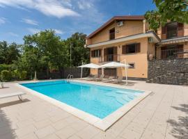 Villa Sara sull'etna con Piscina, hotel a Viagrande