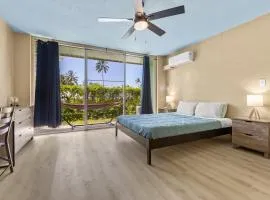 Garden Balcony • Walk to Beach + Kitchen