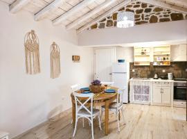 Paliokaliva Home โรงแรมในRoussopoúlion