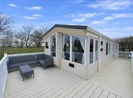 Lovely 8 Berth Caravan With Large Decking At Withernsea Sands Ref 79005Kg