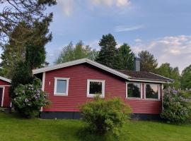 Ruhige Schweden-Idylle nahe Vättern Hjo Ferienhaus mit Gästehaus, hotel v destinaci Hjo