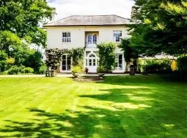 Exquisite Georgian Villa with Hot Tub Dog Friendly