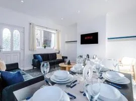 Modern 2BR Near Wakefield Centre w Parking NS