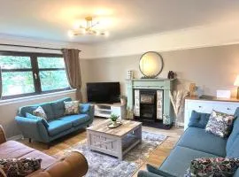 Spacious 4-Bedroom home - Garden & Parking - Dunoon
