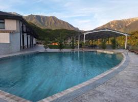 Lumi i Bardhe Hotel & Restaurant – hotel w mieście Kuç
