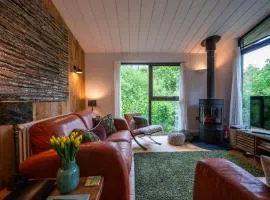 Rural Woodland Lodge with Log Fire & Sunny Deck