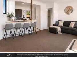 Central Wanaka Escape - Views of Lake and Mountains