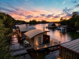 Sunset view Housboat with sundeck,AC&Heating, hotel v destinaci Bratislava
