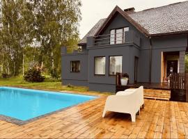 Semo house with pool and hot tub, Hotel in Vecumnieki