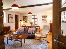 Spacious Grade II Listed Flint Cottage Sleeps 2