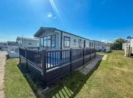 Beautiful 6 Berth Caravan, Nearby Beach In Suffolk Ref 68016Bs
