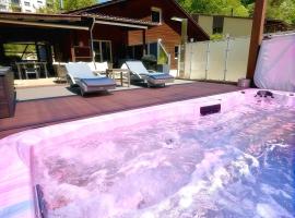 Swiss Chalet-Villa Best Base for Bern, Interlaken & Swiss Alps - Heated Swim Spa & Mountain Views، فندق في Frinvillier