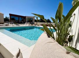Villa dos Sobreiros d'Ouro - Luxury Suites & Private Pool - Carvoeiro & Benagil, hotel em Lagoa