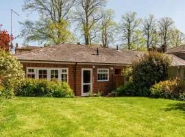 2 bed Bungalow in Towcester by ARP Homes 15 min from Silverstone Free Parking Perfect for Families and Contractors