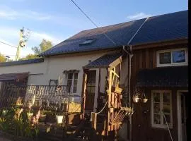 Maison spacieuse à Cussy-en-Morvan avec vue sur la montagne