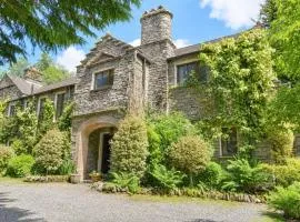 Daweswood, Patterdale, characterful with fairy tale garden and fell walks from the door
