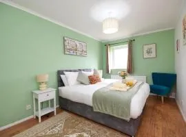 Spacious Harlow House, Free Parking, Fast Wi-Fi, Sleeps 4 Ideal for Contractor & Relocation Stay