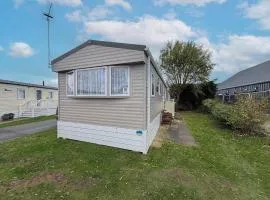 Stunning 6 Berth Caravan Near To The Beach At Pakefield Ref 68115Cr
