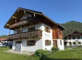 Alpenvilla Liboria Wallgau mit Sauna Garten und 5 Schlafzimmern