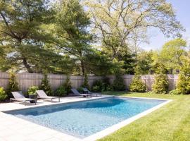 Summit Vista by Rove Travel Home with Patio & Pool, hotel v destinácii Westhampton
