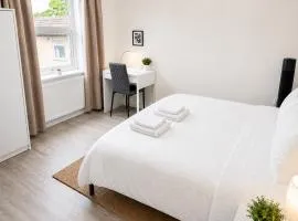 Nuxley House - Spacious 2-Bed House & Parking