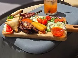 Évasion en Plein Cœur de Port-Louis Studio avec Piscine, Jacuzzis, Sauna, Tapas & Mocktails