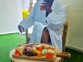 Évasion en Plein Cœur de Port-Louis T2 avec Piscine, Jacuzzis, Sauna, Tapas & Mocktails