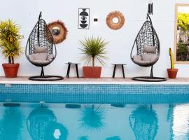 BO House & Hairshop, hotel di Estombar