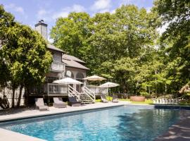 Meadowood Manor by Rove Travel - 6BR Outdoor Spaces, Hotel in Sag Harbor